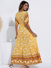 Vestido de talle alto con vuelo y estampado de moda con cuello en V